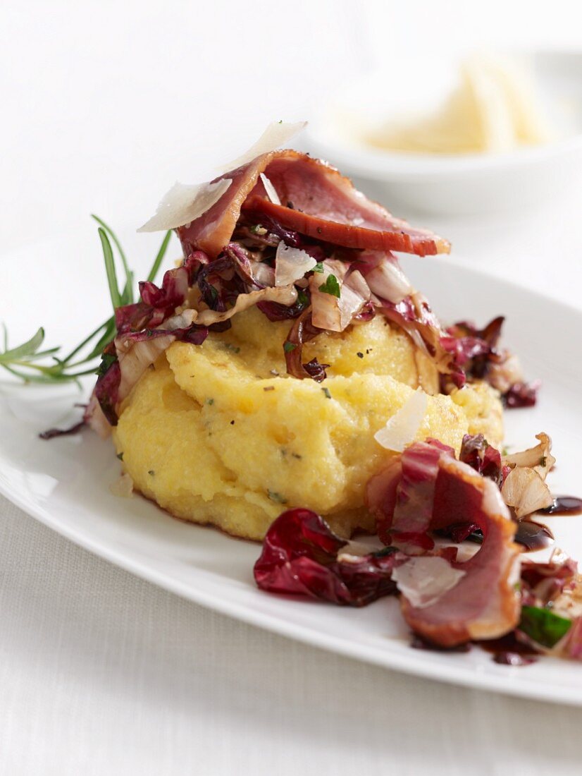 Geräucherte Entenbrust mit Radicchio auf Polenta