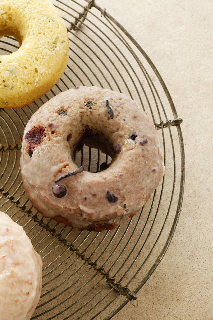Gebackene Heidelbeer- und Early-Grey-Doughnuts