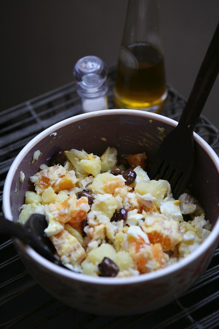 Großer Fischsalat mit Gemüse und Oliven