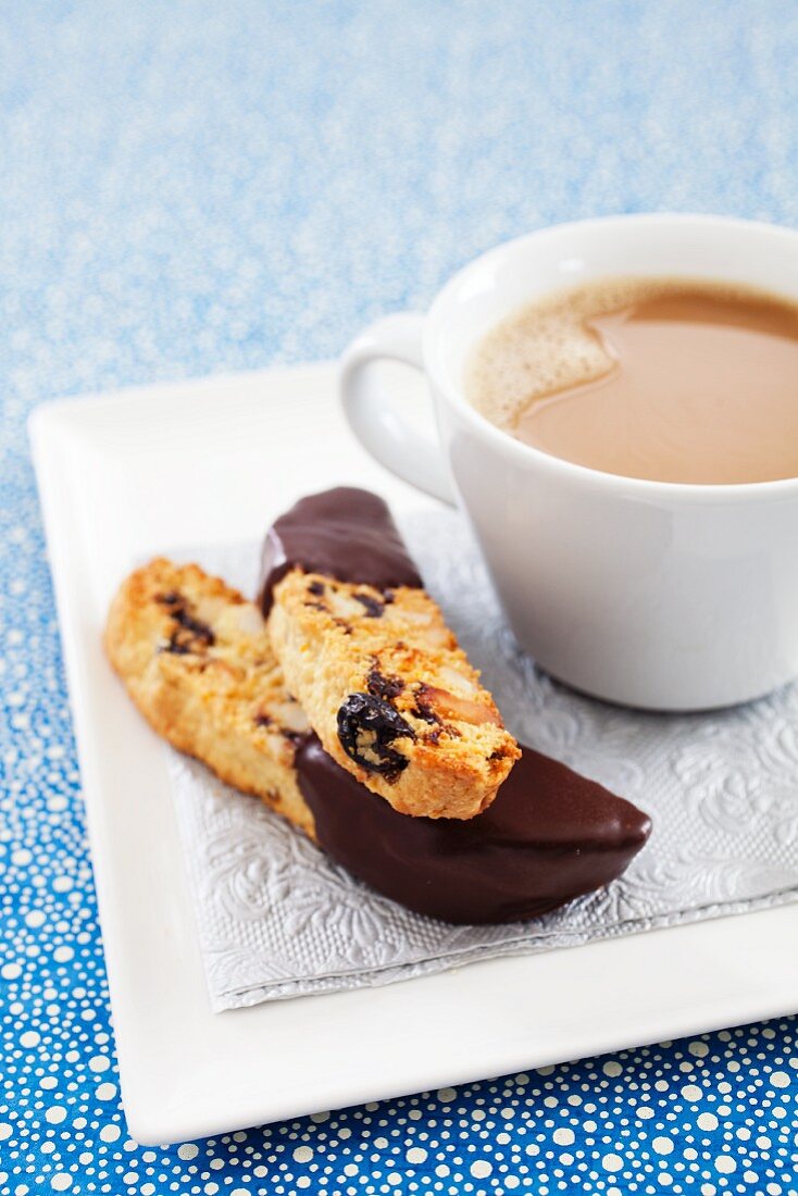 Biscotti mit Schokoglasur und eine Tasse Kaffee