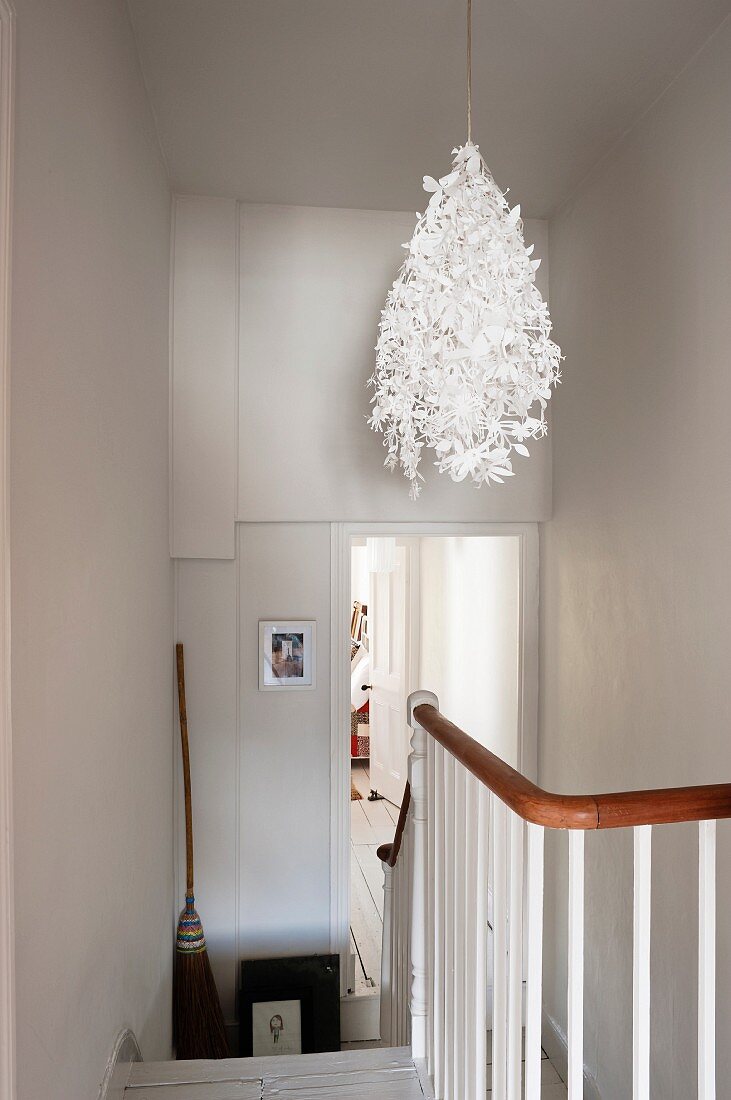 Papier Lampenschirm von Tord Boontje im weißen Treppenhaus