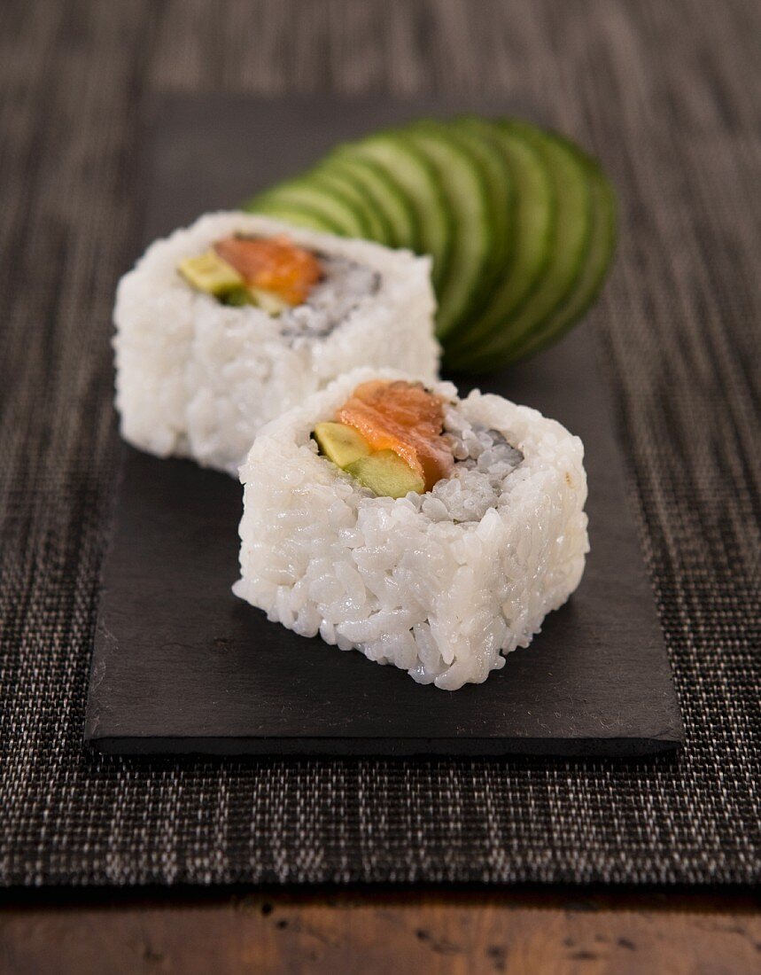 Sushi mit Gurkenscheiben