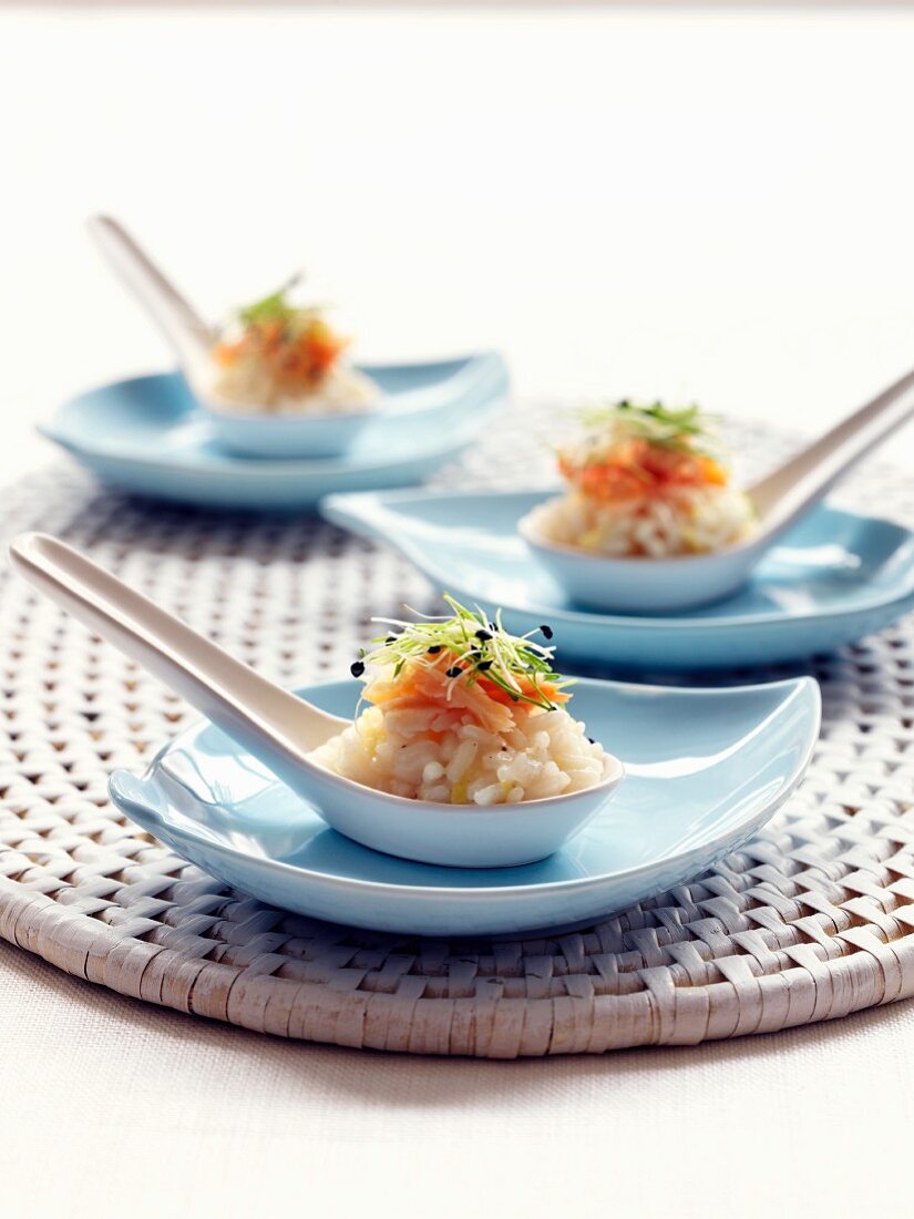 Lemon risotto with crab and onion sprouts on spoons