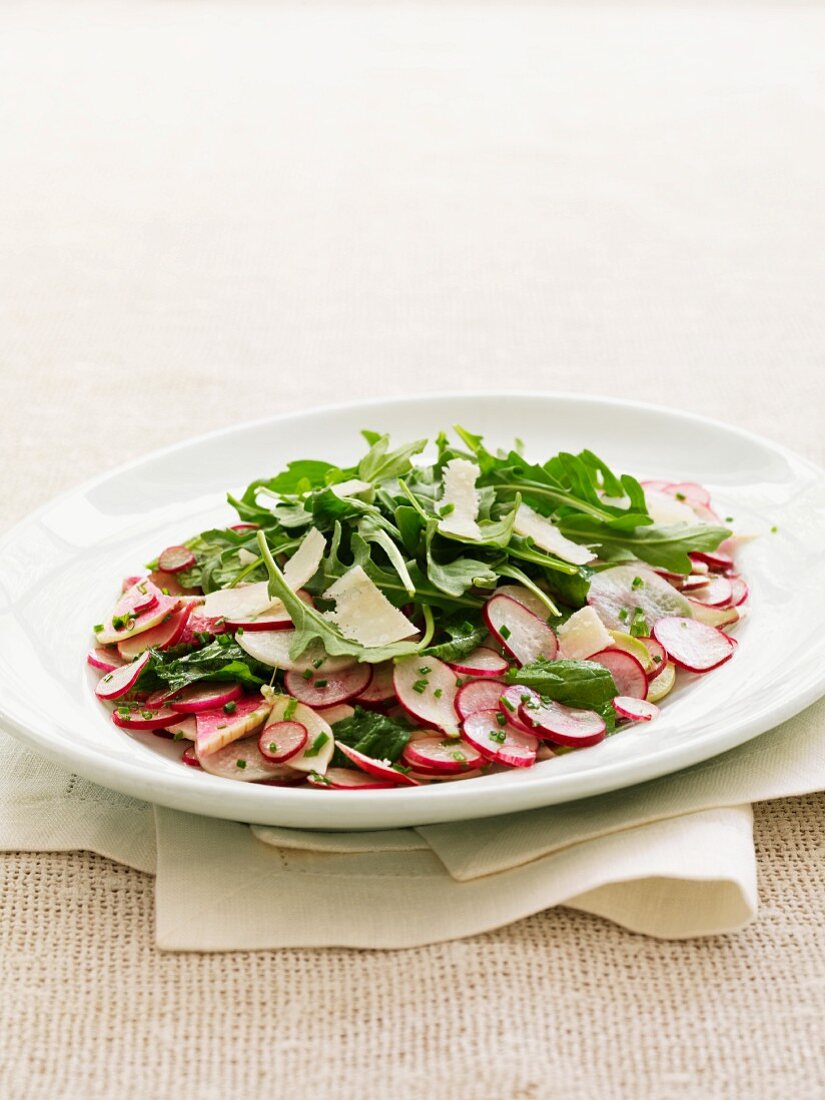 Radieschensalat mit Rucola und Parmesan