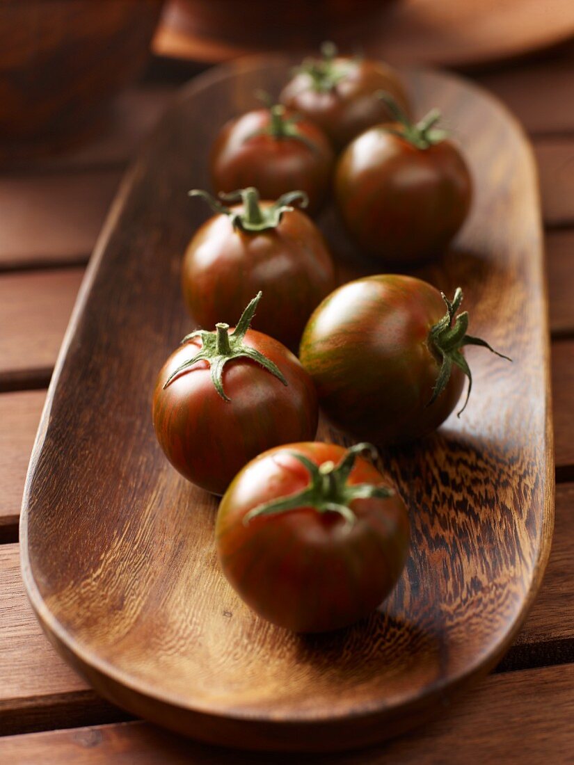 Tomaten der Sorte Black Zebra in Holzschale