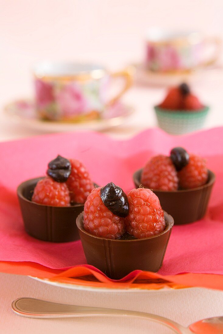 Mini chocolate bowls with raspberries and ganache