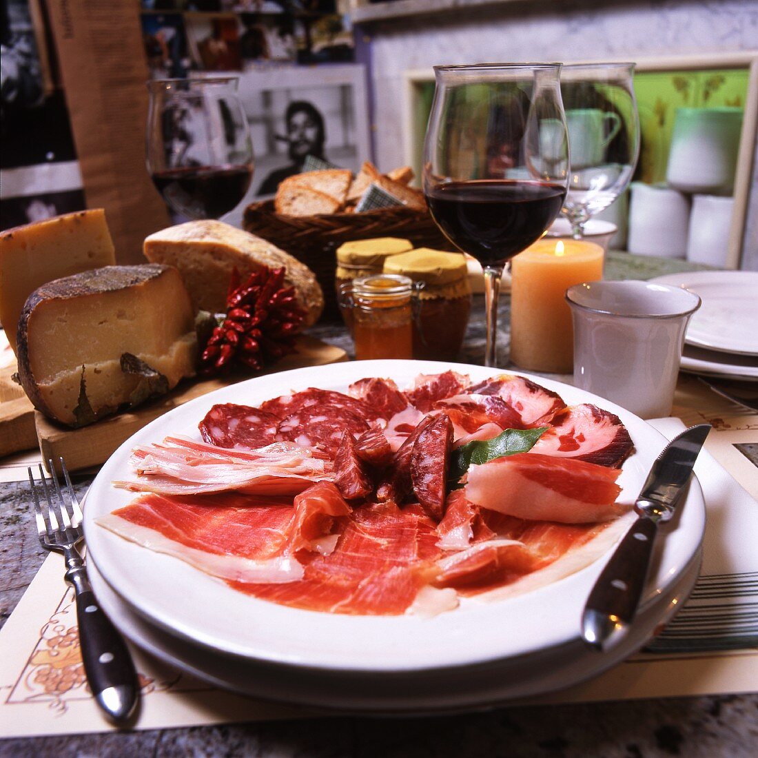 Piatto di salumi (an appetizer platter of salami and raw ham)