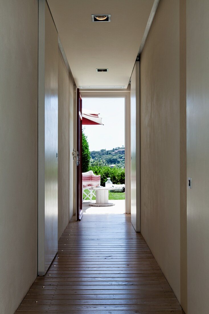 Blick vom Flur auf die sonnige Gartenterrasse mit Blick in die Landschaft