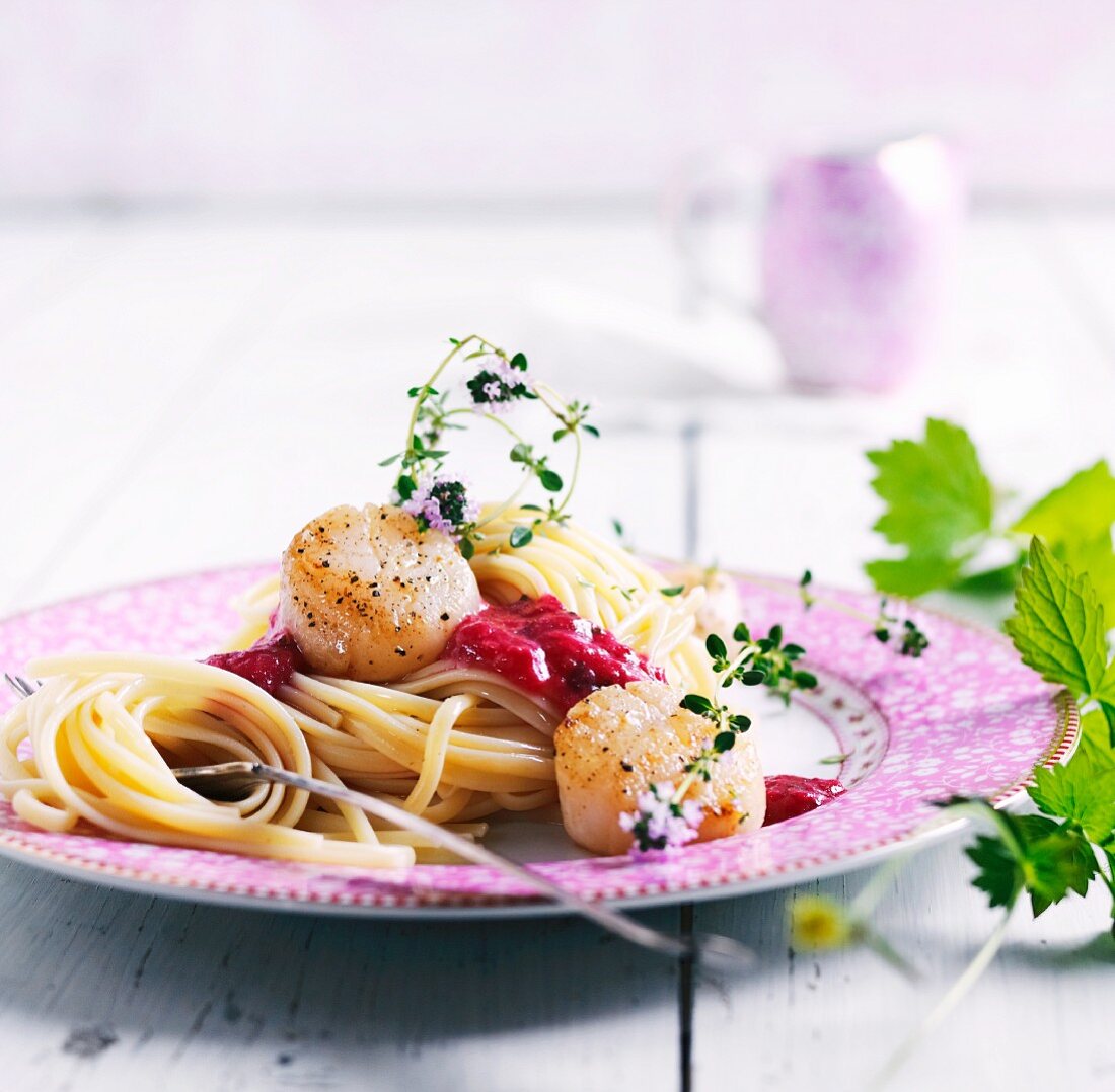 Spaghetti with scallops and raspberry sauce