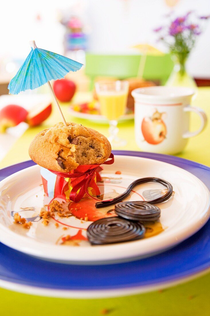 Kinderfrühstück mit Muffin und Lakritze