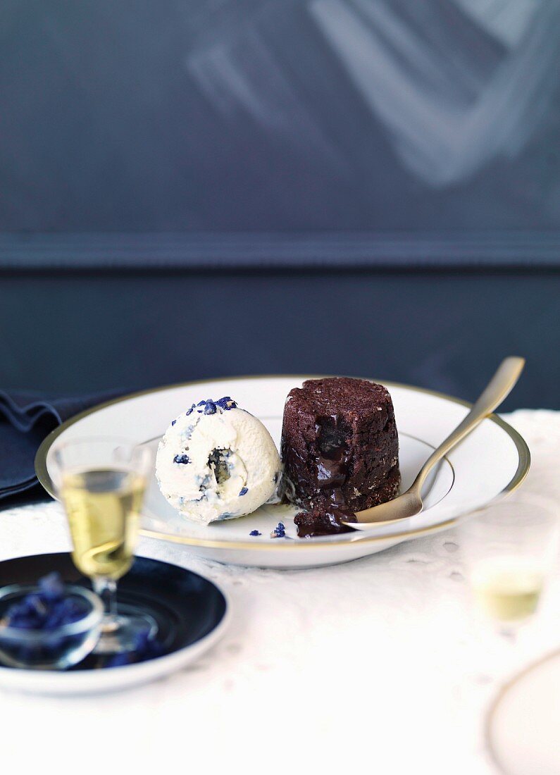 Chocolate Fondant Pudding mit Creme fraiche-Veilchen-Eis