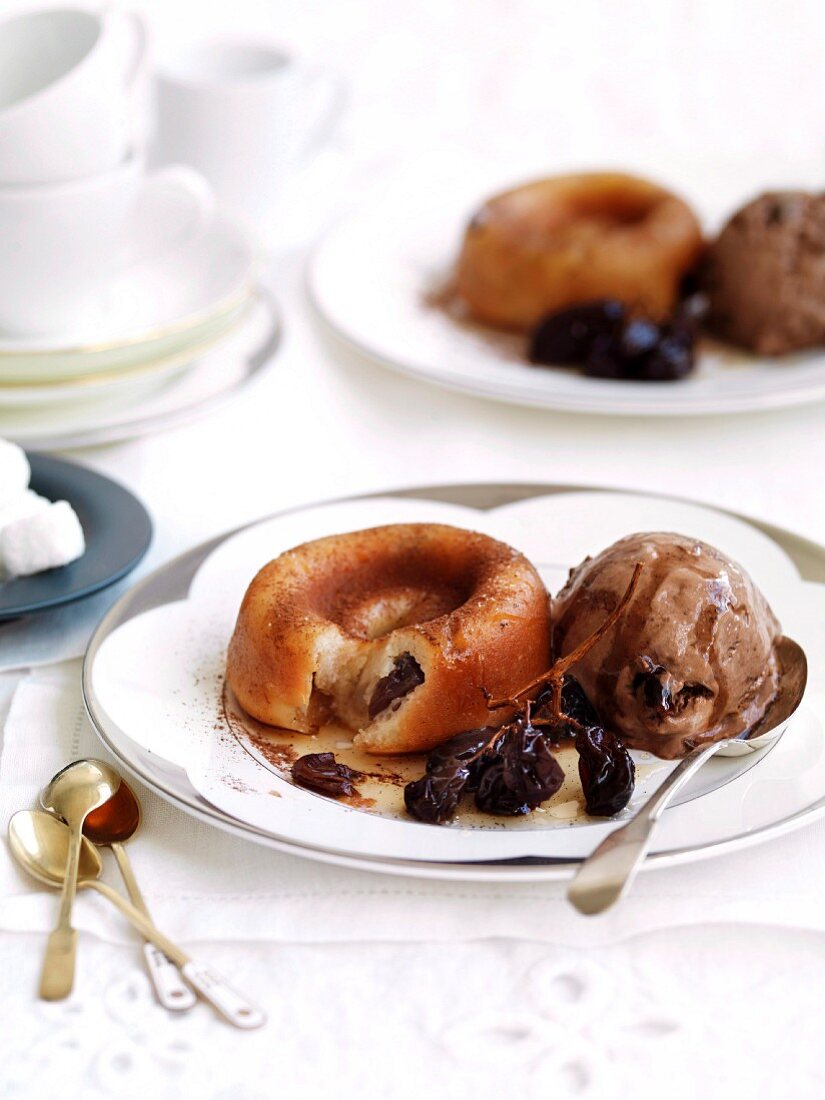 Savarin mit Schokoladen-Rosinen-Eis