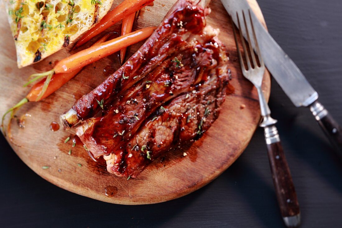 Grilled beef ribs with toast and carrots