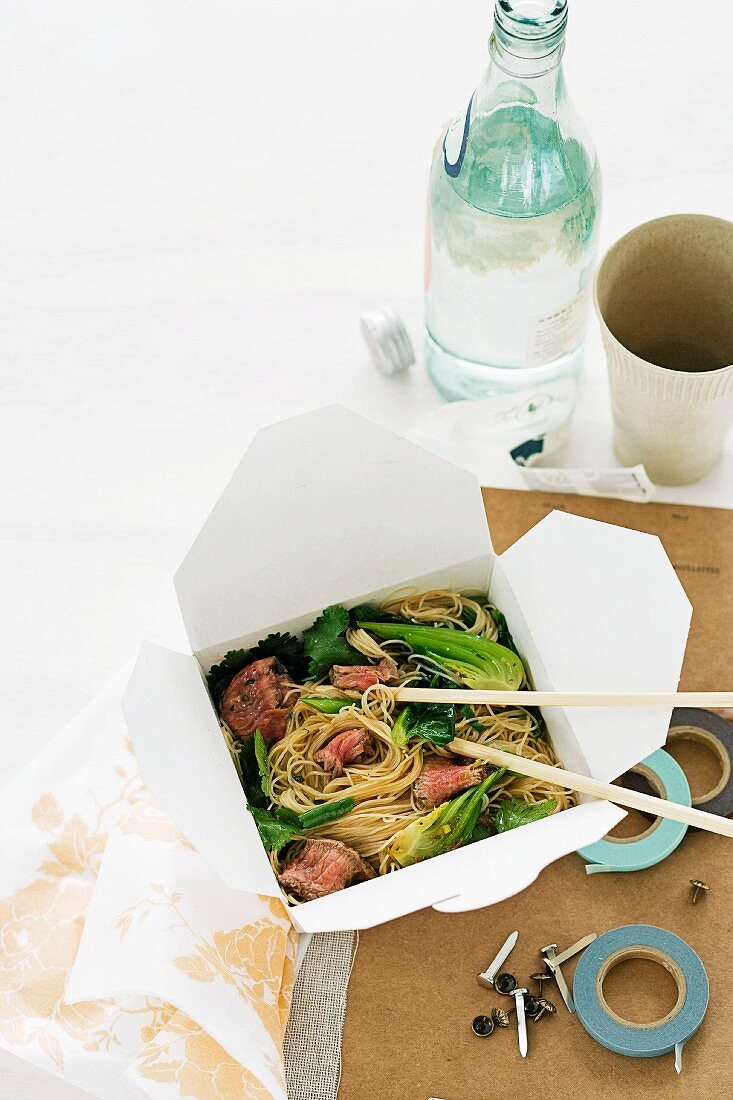 Reisnudelsalat mit Rindfleisch und Brokkoli