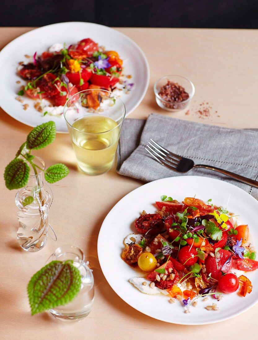 Tomatensalat mit Weizen und Ziegenkäse