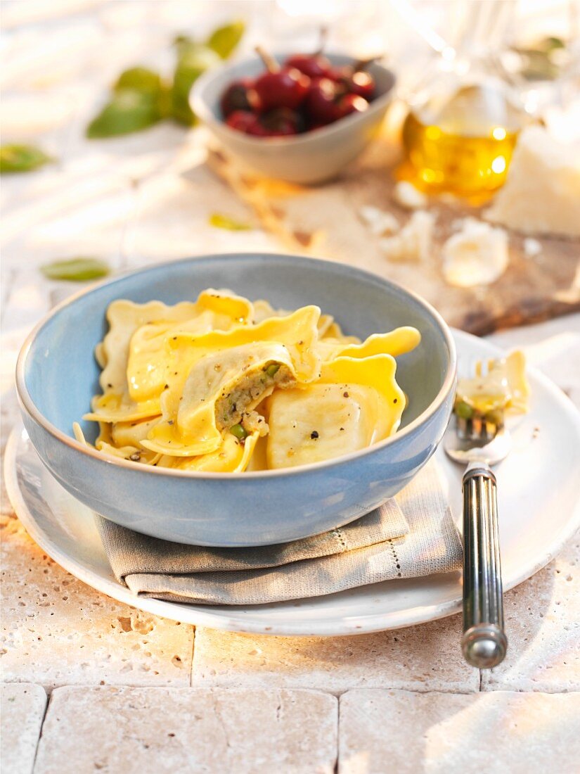 Ravioli ai piselli e pancetta (Gefüllte Nudeltäschchen)