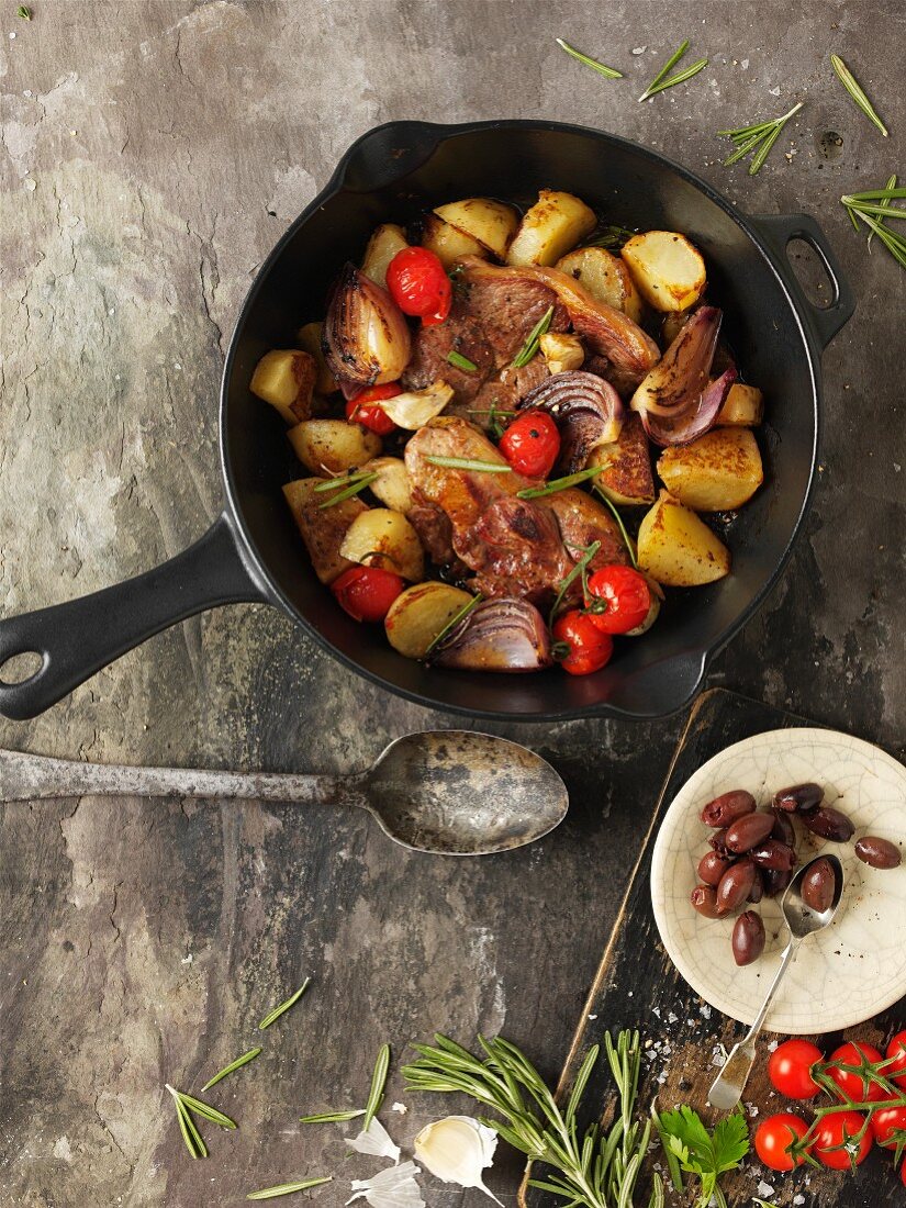 Schweinekoteletts mit Kartoffeln, Zwiebeln und Tomaten