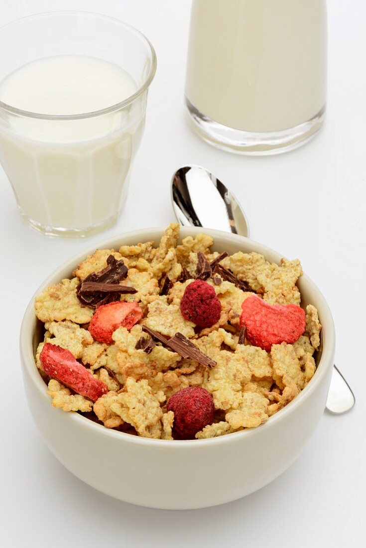 Cornflakes mit Trockenfrüchten und Schokolade, Milch