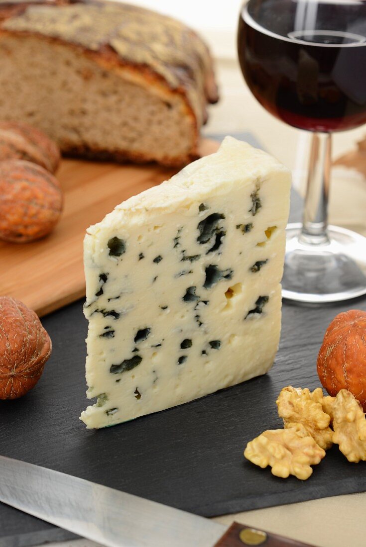 Roquefort, Brot, Walnüsse und Rotwein