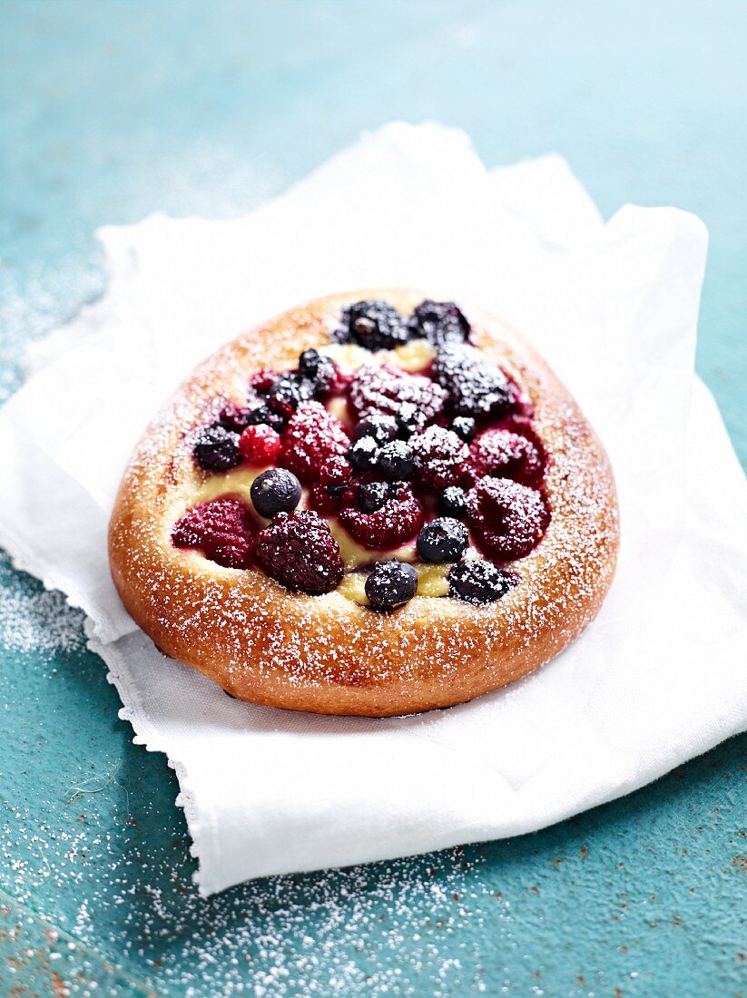 A berry roll dusted with icing sugar