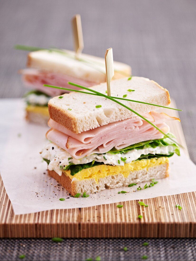 Sandwich mit Eiersalat und Putenschinken