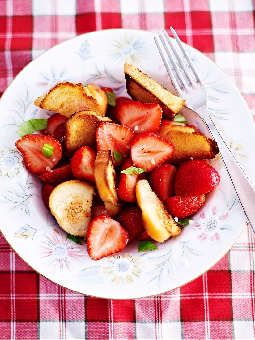Erdbeersalat mit Hefezopf