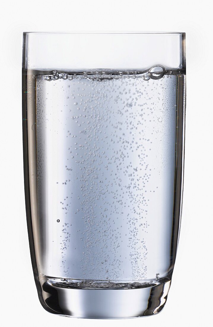 Ein Glas sprudelndes Mineralwasser
