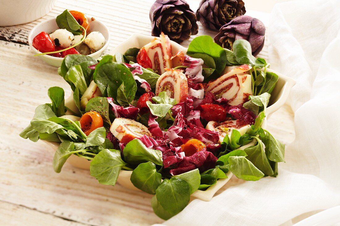Salat mit Käse-Salami-Roulade und Spinat