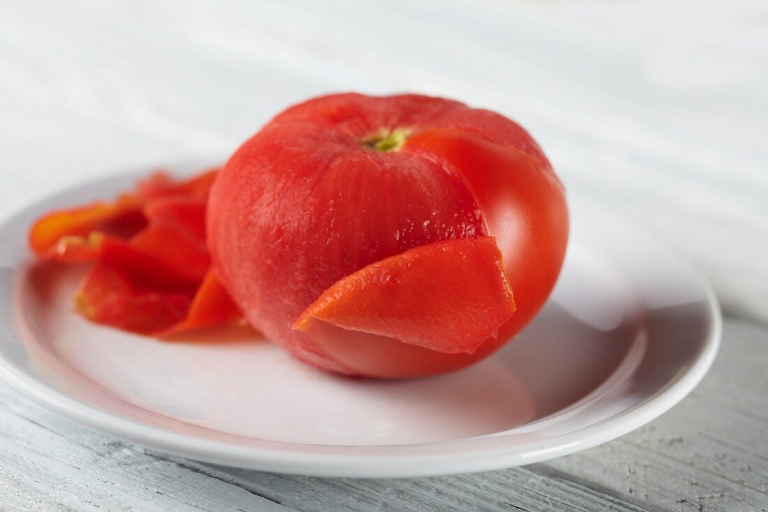 Eine blanchierte Tomate