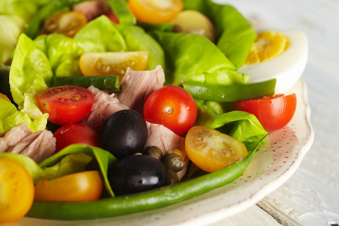 Kopfsalat mit Thunfisch, Oliven, Kapern und gekochtem Ei