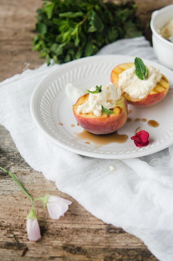 Grilled peaches with ricotta