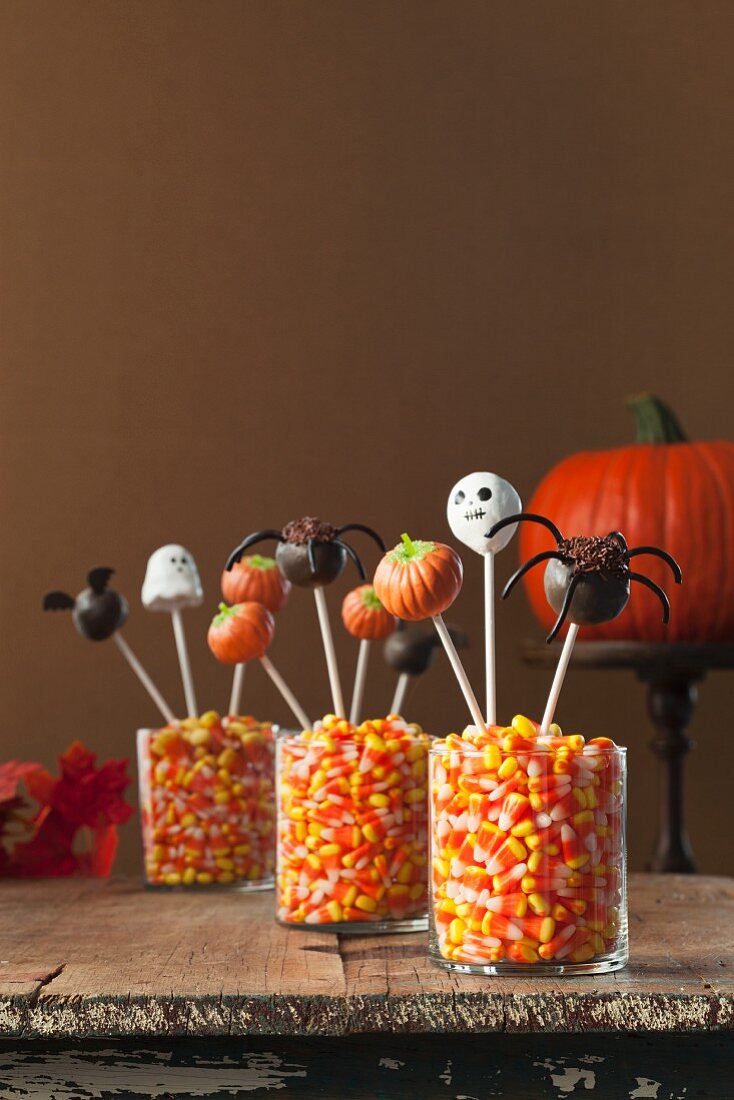 Süssigkeiten zu Halloween: Cake Pops mit Candy Corns in Gläsern
