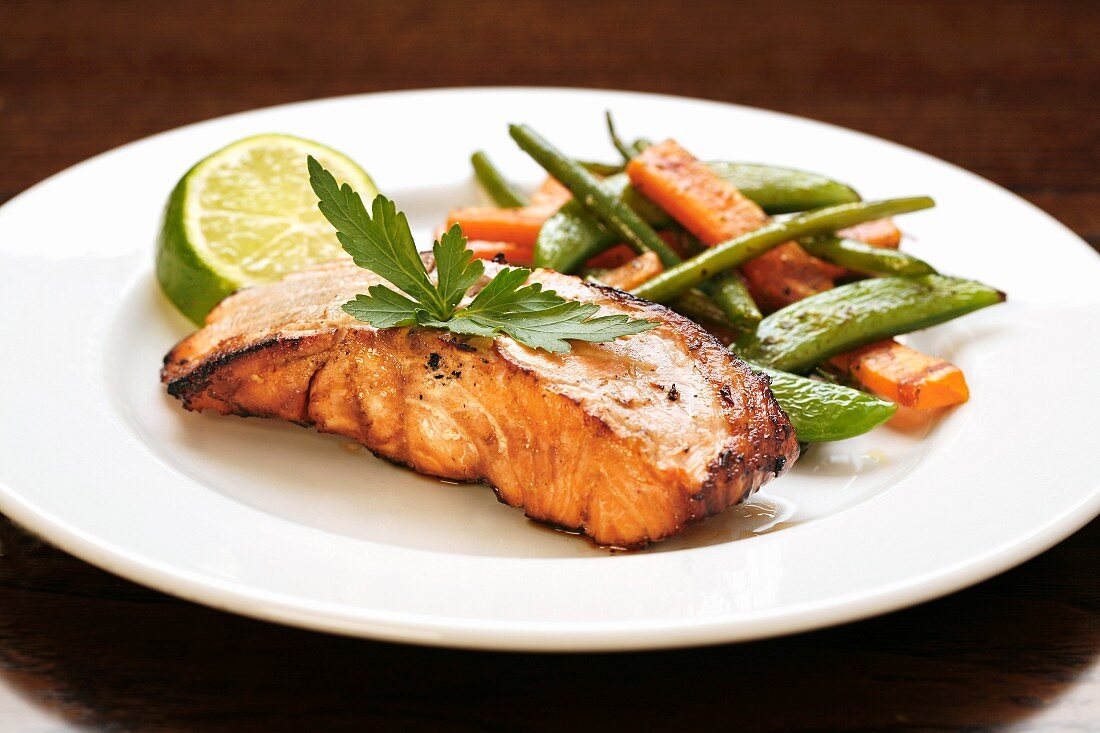 Salmon fillet with a side of vegetables