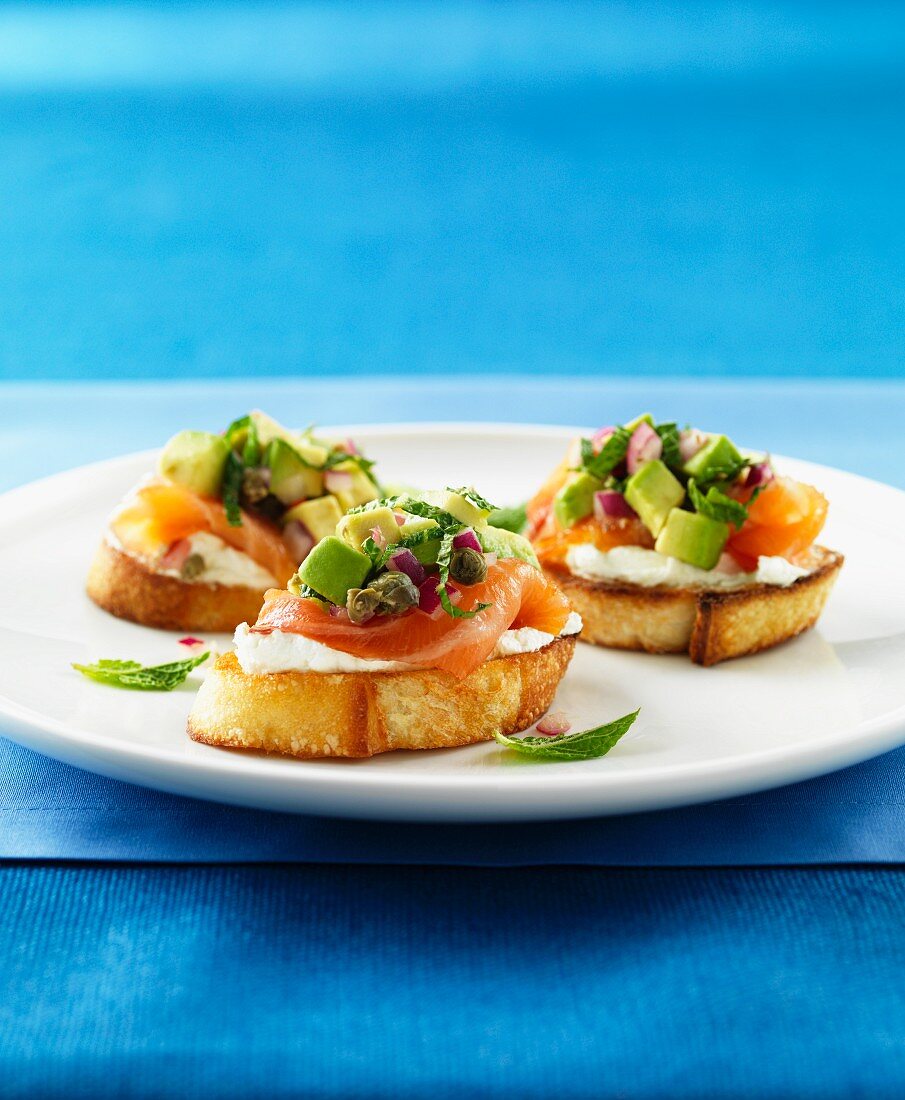 Bruschetta mit Räucherlachs, Kapern, Minze und Avocado