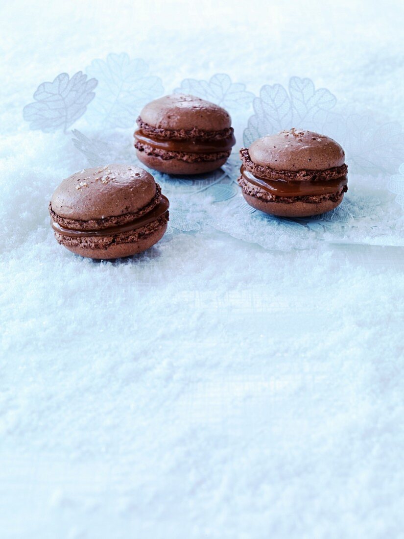 Drei Schokoladenmacarons (weihnachtlich)