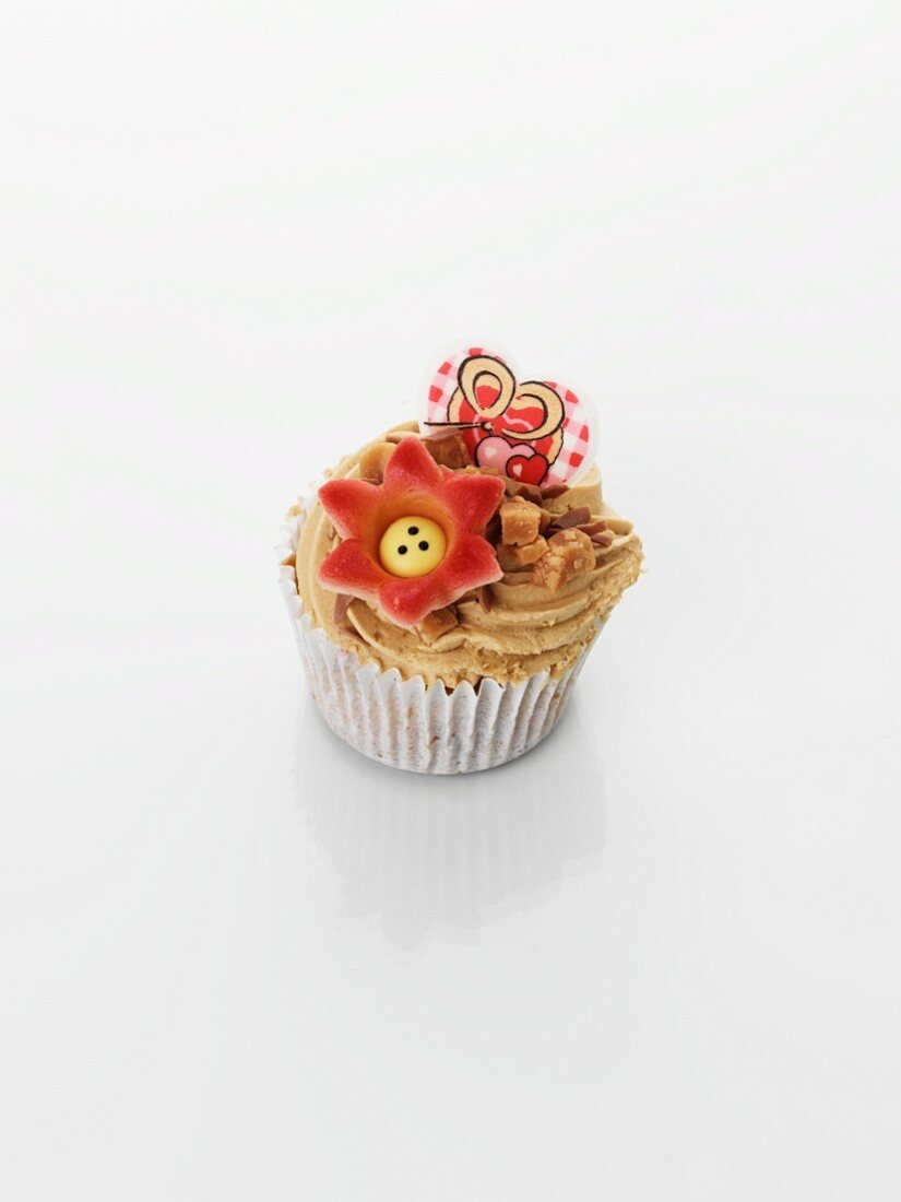 Cupcake mit Karamell zum Valentinstag