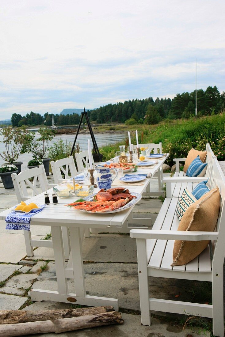 Gedeckter Tisch für eine Hummerparty in Schweden
