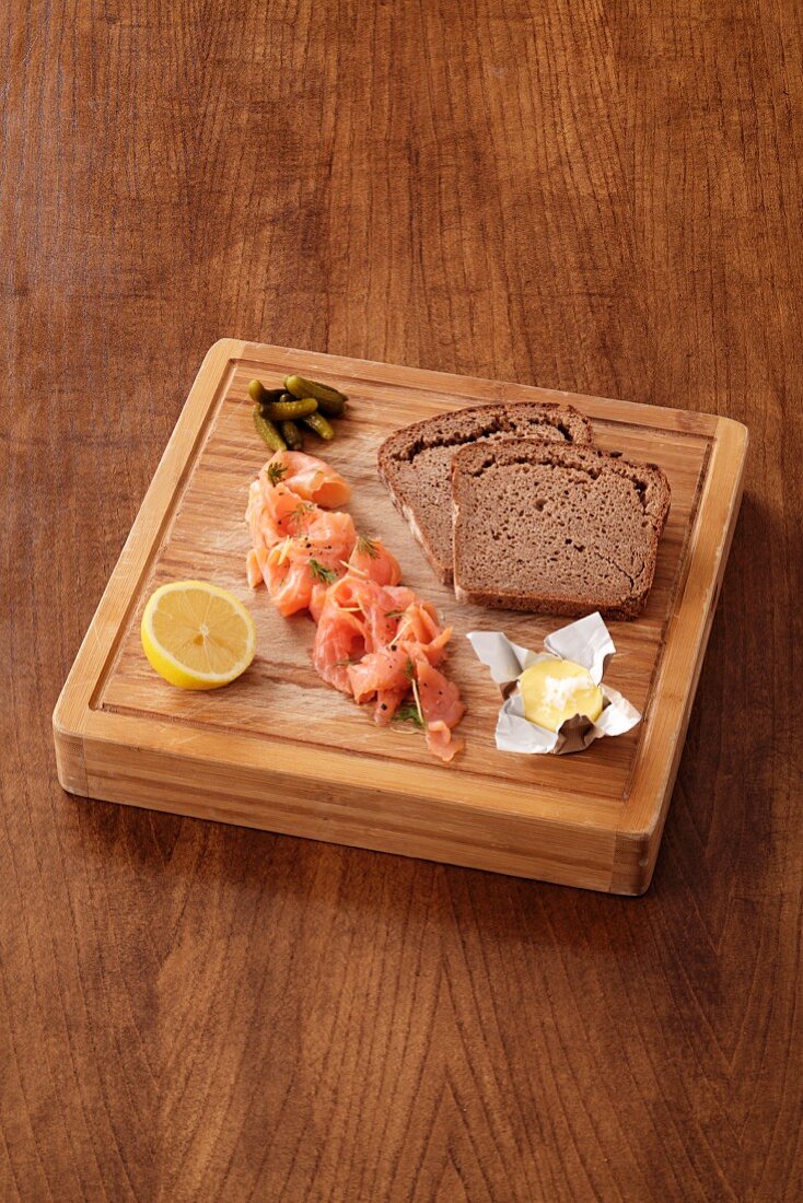 Smoked salmon, butter and wholemeal bread