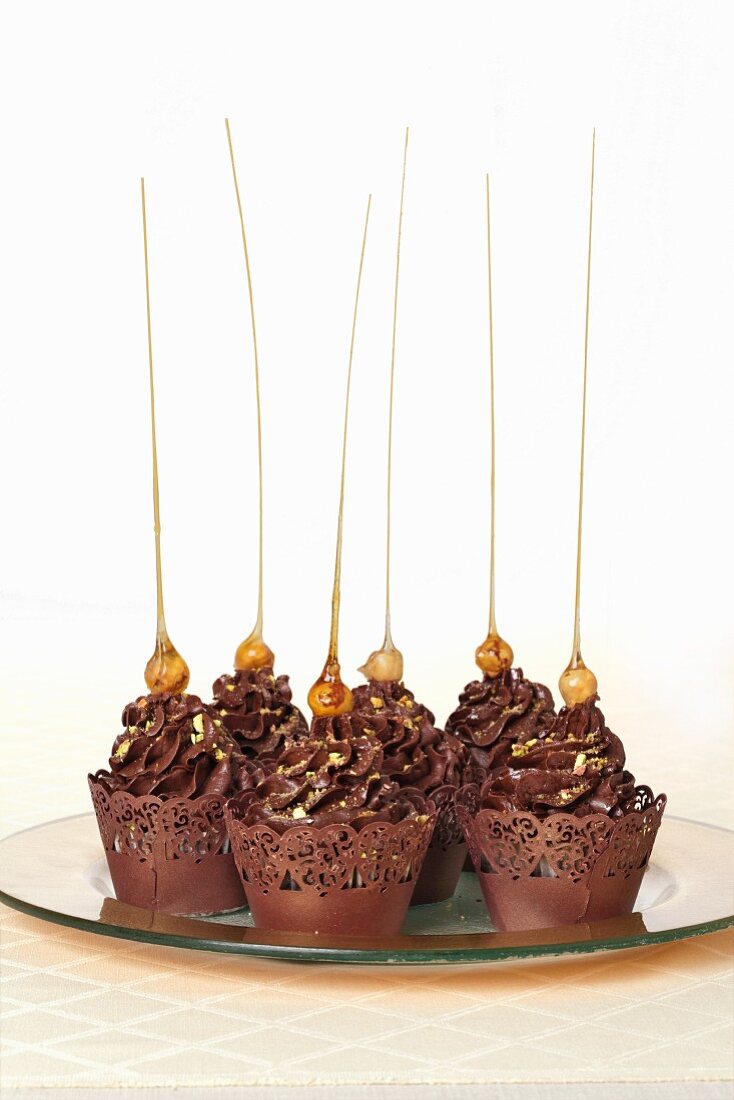 Schokoladencupcakes mit Karamellfäden