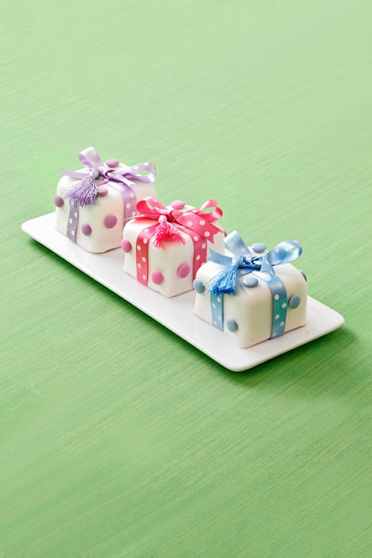 Fondant parcels with bows