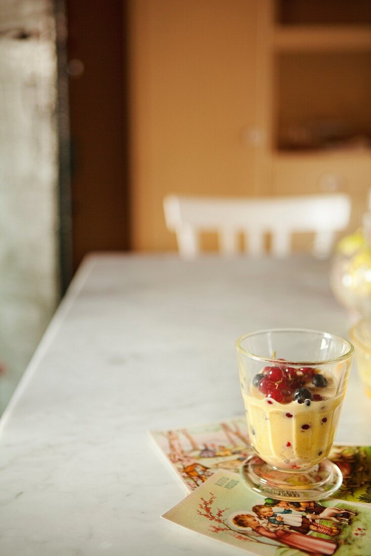 Zabaione mit Johannisbeeren