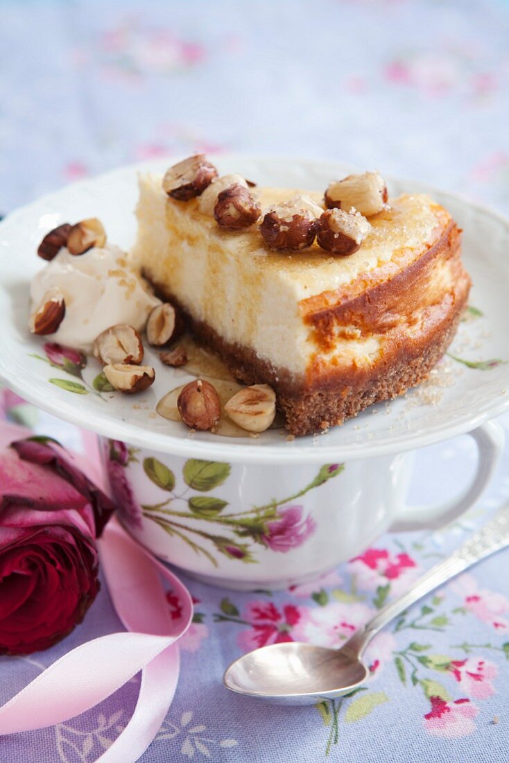 Cheesecake with honey and roasted hazelnuts