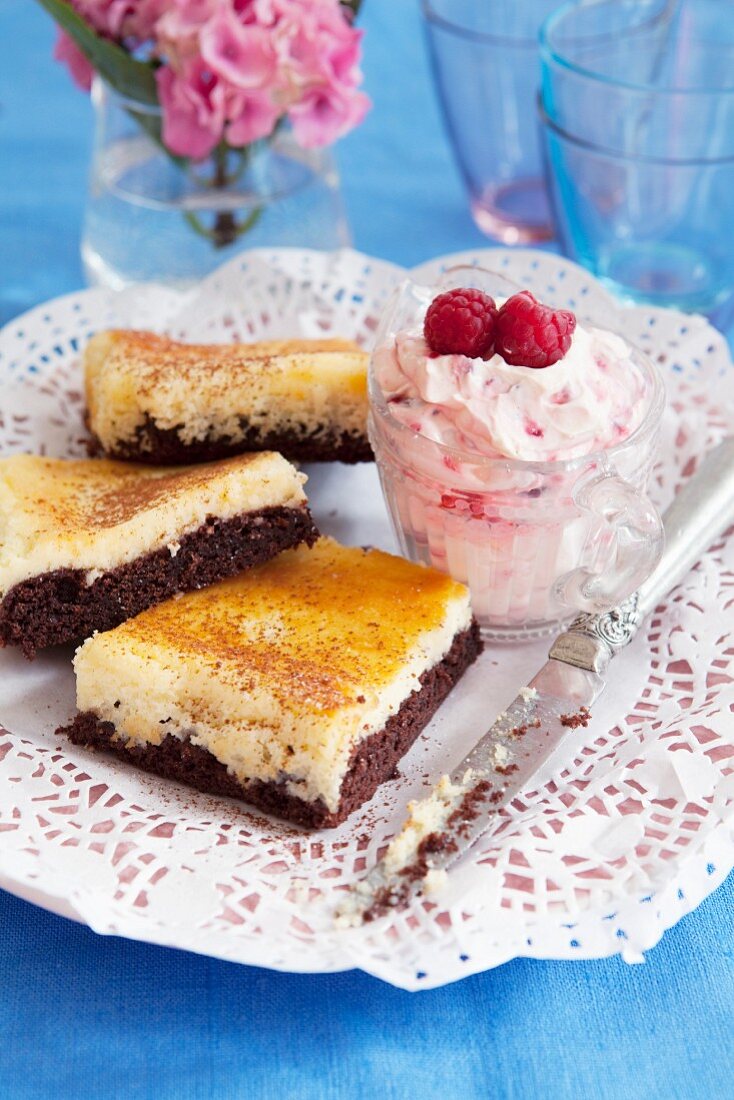 Cheesecake brownies with raspberry cream
