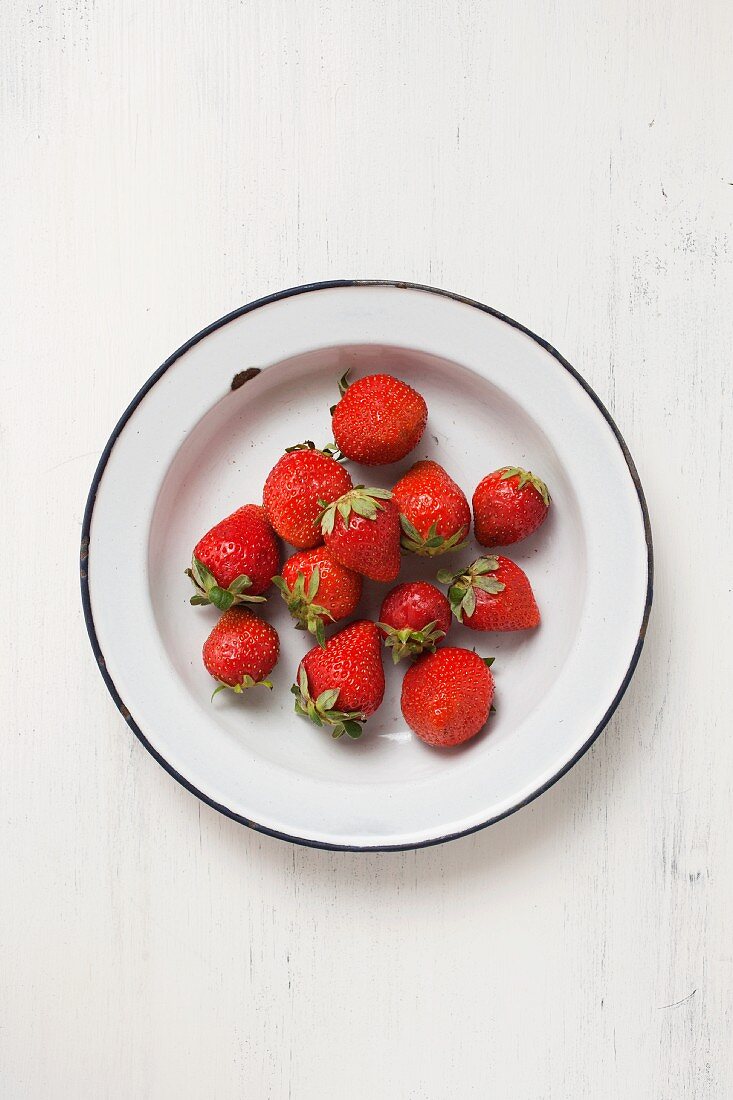 Fresh strawberries in an enamel dish