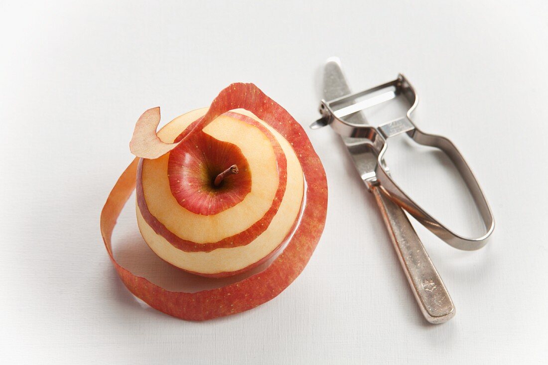 Apfel mit Messer und Sparschäler