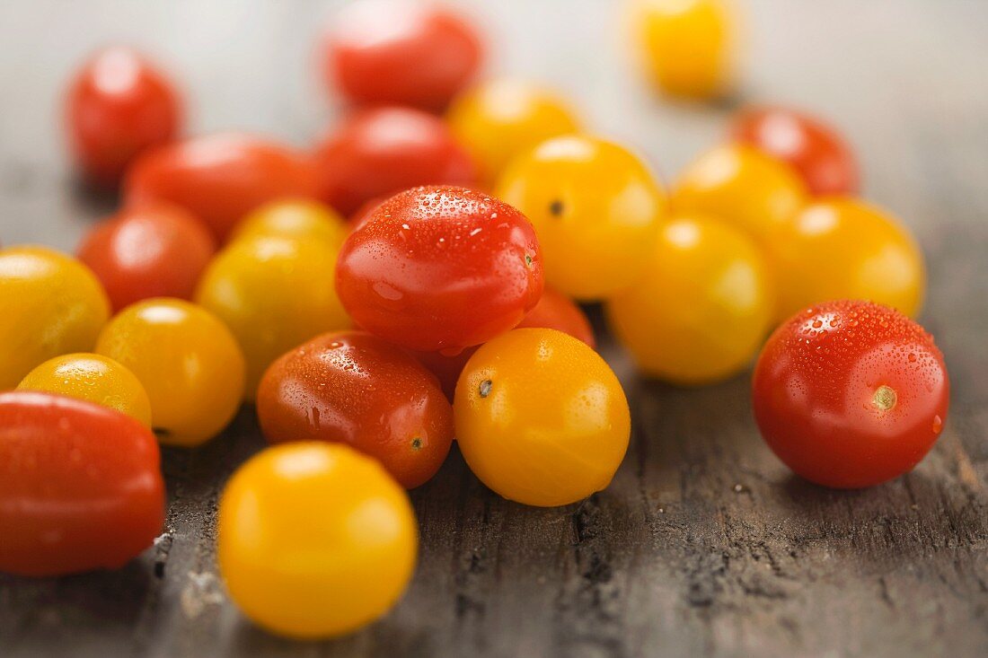Gelbe und rote Tomaten mit Wassertropfen