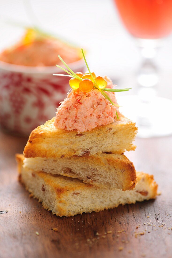 Canapés mit Lachsrillette und Kaviar