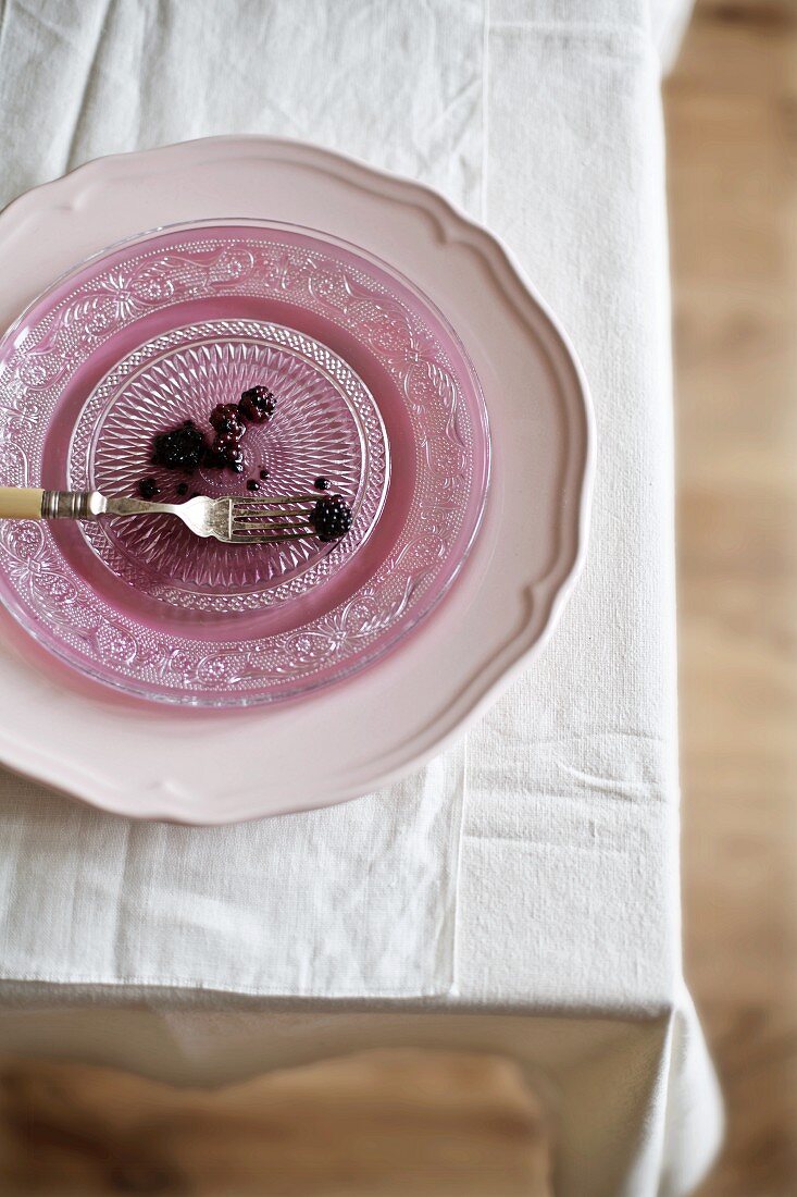Brombeeren mit Gabel auf einem rosa Teller