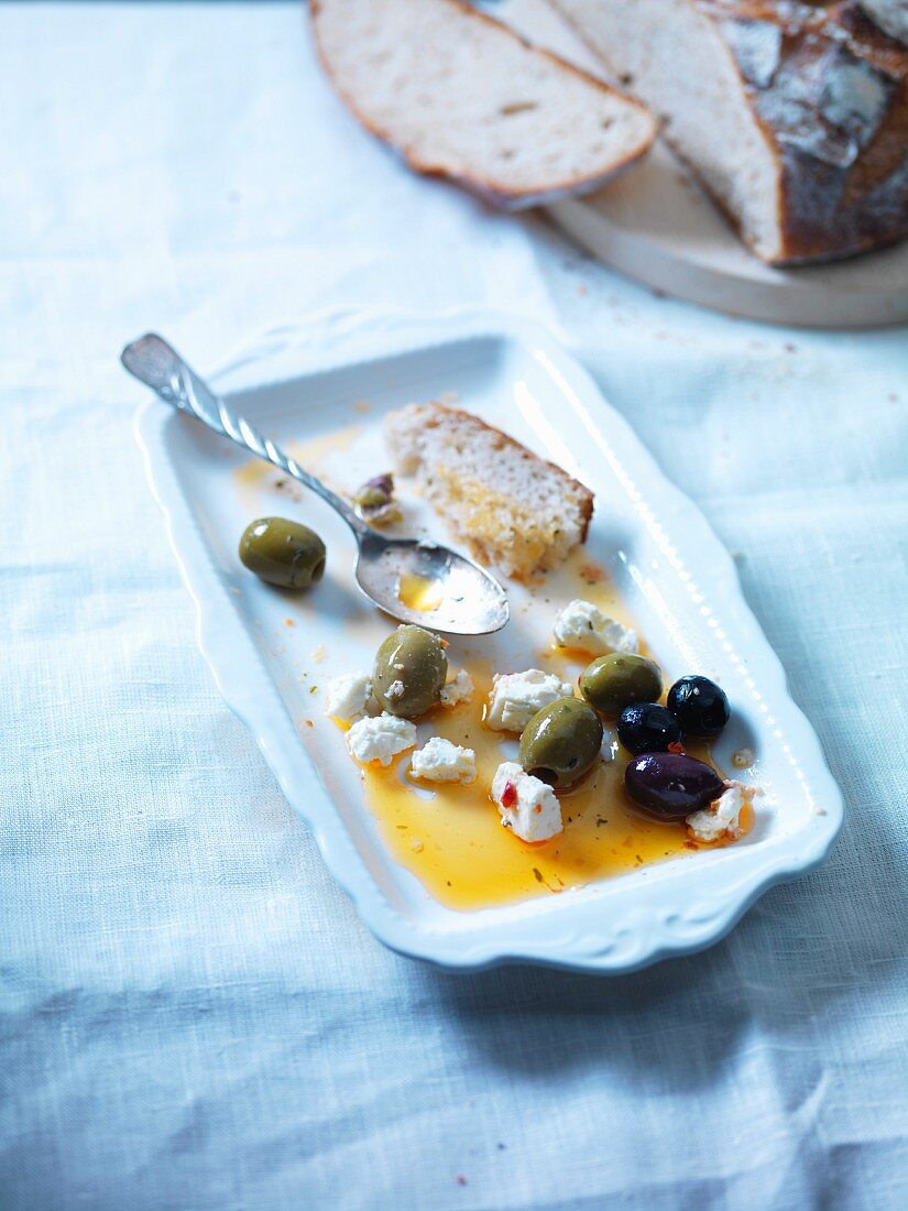 Oliven mit Feta und ein Stück Brot