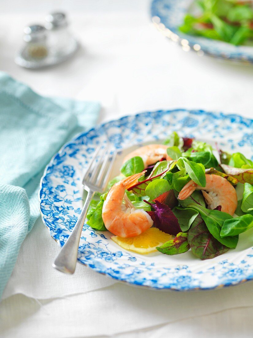 Lamb's lettuce with prawns and oranges